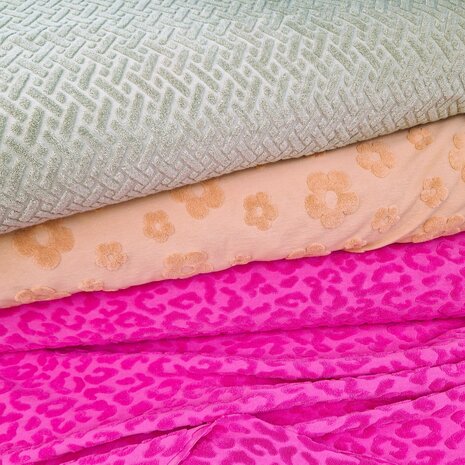 badstoftricot grafisch khaki en bloemen perzik en panter roze - KicKenStoffen