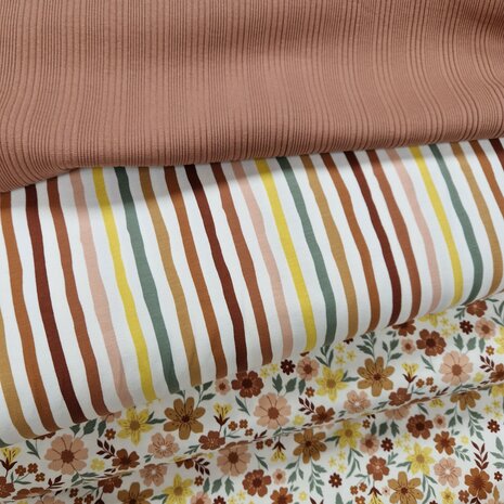 onregelmatige ribtricot roze terracotta met strepen en bloemen tricot Jursie