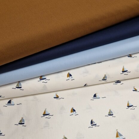 zeilbootjes poplin met uni katoen licht blauw - marine blauw - bruin van KicKenStoffen