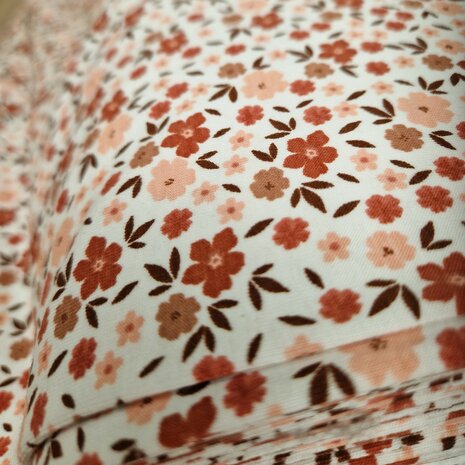off white perzik rozeterracotta schattige bloem tricot Jursie - KicKenStoffen