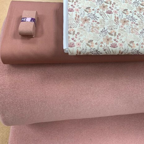 merino wol fleece roze met roze terracotta poplin 1170514 en bloem tricot 4160272 en bias 3010030 - kicken stoffen 