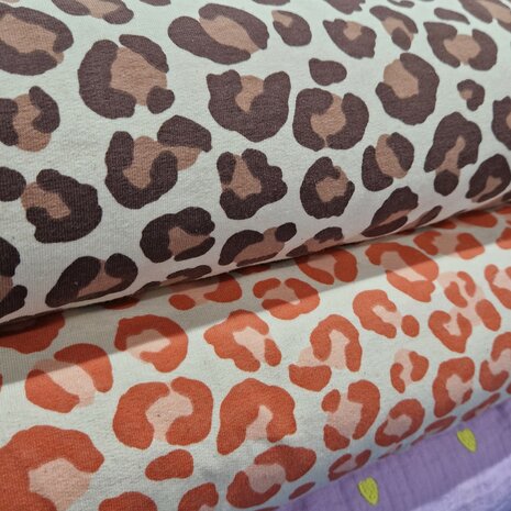 bruin en oranje luipaard print french terry 06611 kickenstoffen