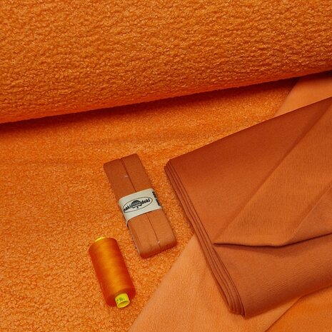 teddyfleece oranje rood met oranje garen en tricot bias en boordstof terracotta - dubbelzijdig - poppyfabrics bij KicKenStoffen