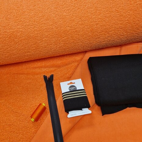 teddyfleece oranje rood met oranje garen en marine rits - cuff en boordstof  - dubbelzijdig - poppyfabrics bij KicKenStoffen