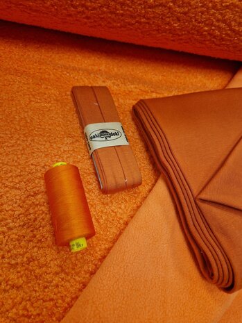 teddyfleece oranje rood met oranje garen en tricot bias en boordstof terracotta - dubbelzijdig - poppyfabrics bij KicKen Stoffe