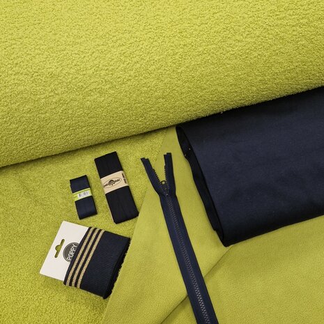 teddyfleece oud lime met boord en rits en cuff een biasband marine blauw - dubbelzijdig - poppyfabrics bij KicKenStoffen