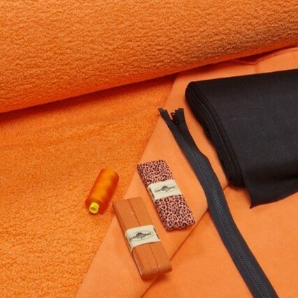 teddyfleece oranje rood met oranje garen en zwart rits - cuff en boordstof  en pantertje bias (op foto niet te zien maar zelfde