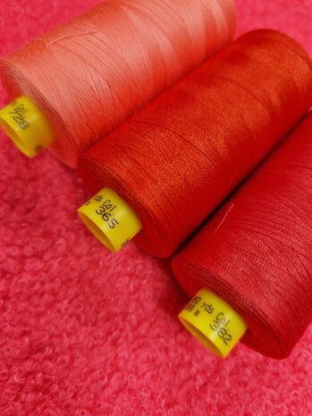 close up gutermann garen blush rood en fuchsia - kickenstoffen