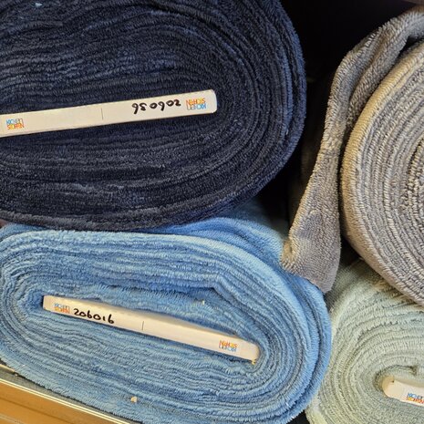 verschillende blauwtinten met artikelnummer bamboe katoen fleece zachte kant - kickenstoffen