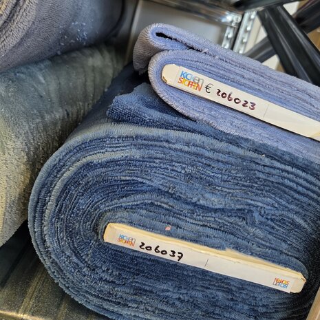 verschillende blauwtinten met artikelnummer bamboe katoen fleece zachte kant - kickenstoffen
