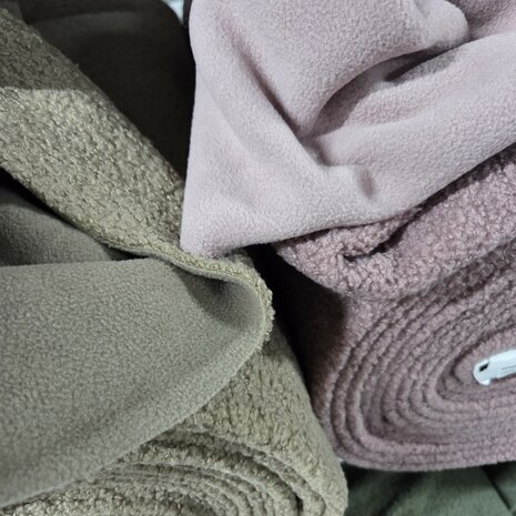 mauve olijf teddy fleece lammy stof Poppyfabrics - KicKenStoffen