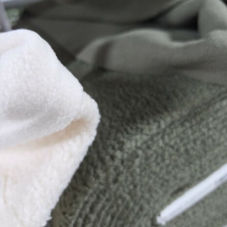 olijf ecru teddy fleece lammy stof Poppyfabrics - KicKenStoffen
