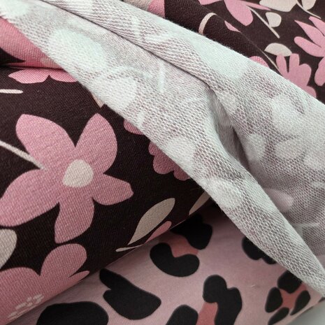 digitale panter print en bloemprint frenchterry roze - Jursie - KicKenStoffen