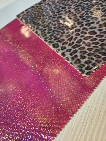 regenjassen stof fuchsia roze en panter hologram met glitters van KicKenStoffen