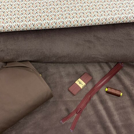 aubergine imitatie bont met bijpassende voeringstof en fournituren - kickenstoffen