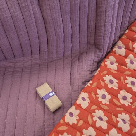 dubbelzijdige daisy bloemen gevoerde hydrofiel met biasband kleur 884 Swessie - KicKenStoffen 