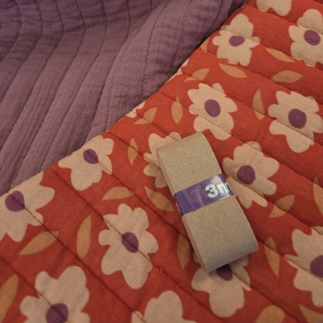 dubbelzijdige daisy bloemen gevoerde hydrofiel met biasband kleur 884 Swessie - KicKenStoffen 