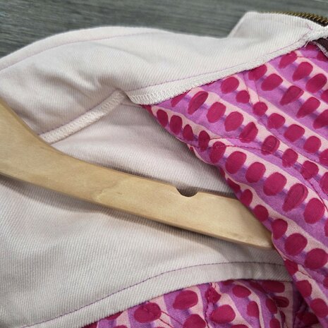 Chambray stretch denim poeder roze afwerking op Alix jasje uit poppy 26 - KicKenStoffen