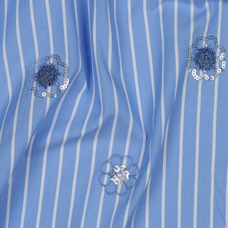 katoen gestreept met bloemen van kraaltjes erop geborduurd van blouse louise uit poppy 26 - kickenstoffen