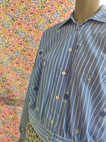 katoen gestreept met bloemen van kraaltjes erop geborduurd van blouse louise uit poppy 26 - kickenstoffen