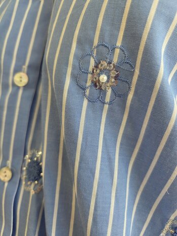 katoen gestreept met bloemen van kraaltjes erop geborduurd van blouse louise uit poppy 26 - kickenstoffen