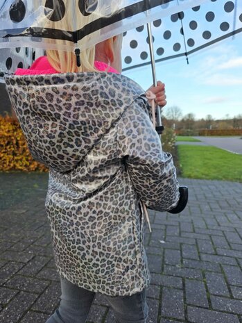 renee jas iris may - regenjasstof en fournituren kickenstoffen - genaaid door mbym.sewing met eronder een fleeceteddy vest in n