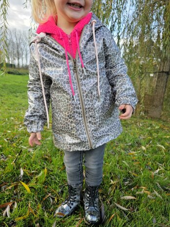 renee jas iris may - regenjasstof en fournituren kickenstoffen - genaaid door mbym.sewing met eronder een fleeceteddy vest in n