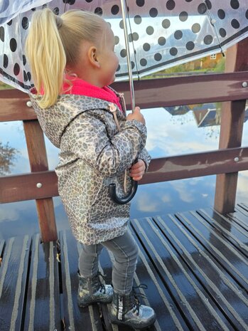 renee jas iris may - regenjasstof en fournituren kickenstoffen - genaaid door mbym.sewing met eronder een fleeceteddy vest in n