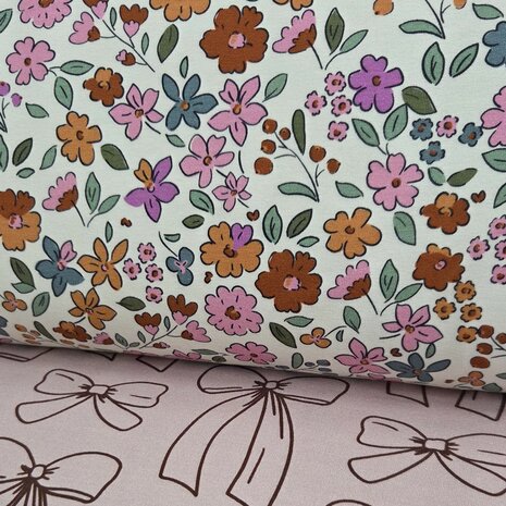 digitale fel gekleurde bloemenprint en strikken french terry - Jursie - KicKenStoffen