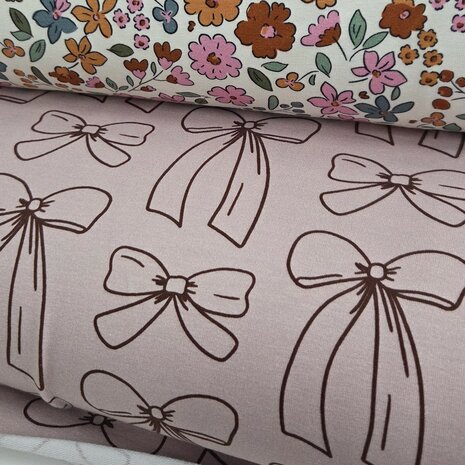 digitale roze stikken en fel gekleurde bloemenprint  french terry - Jursie - KicKenStoffen