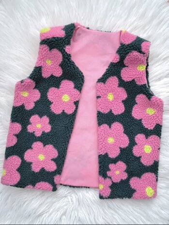 daisy flower gilet gemaakt door leniesminiatelier