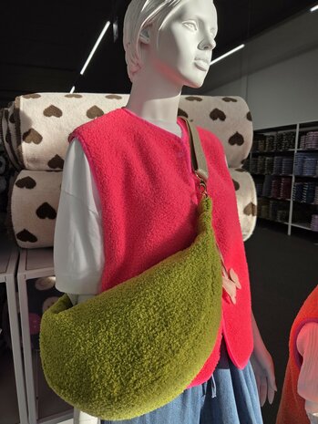 teddy fleece neon roze gilet en groene handtas - kickenstoffen