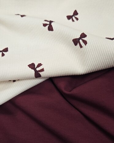 uni tricot bordeaux met strikjes ribtricot soft - kickenstoffen Beebsstofjes