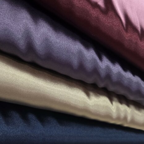 Stretch-Satin-Fabric-Cardinal-Pink-kickenstoffen