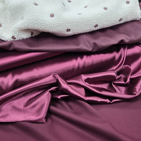 stretch satijn kardinaal roze - scuba suedine mauve - stretch gabardine bordeaux - teddy geborduurde bloem van Poppy