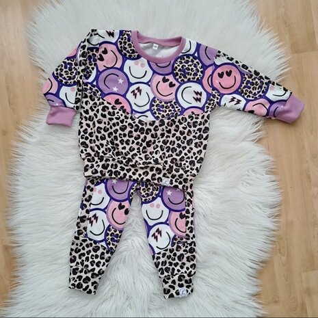 leniesmini atelier maakte dit leuke joggingsetje van kickenstoffen