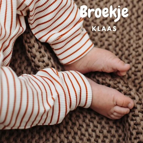 voorbeeld andere ribtricot met cognac streepjes baby broekje gemaakt door klant stoffenwinkel KicKenStoffen