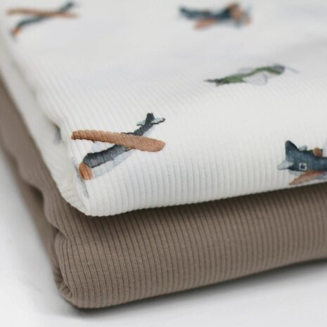 Rib-Jersey-Fabric-Toy-Airplane-met uni donker taupe ribtricot soft