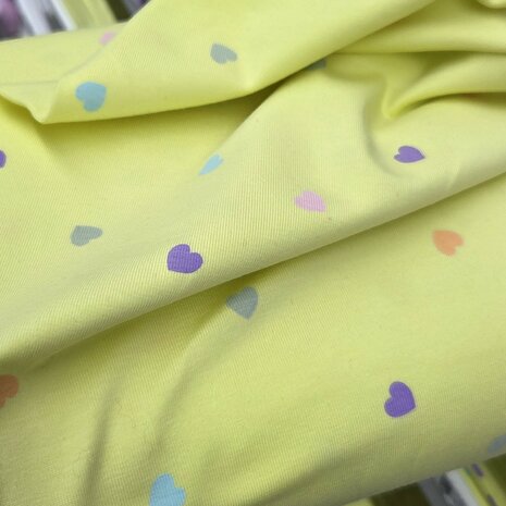werkelijke kleur  geel met kleurige hartjes tricot - qjutiekids