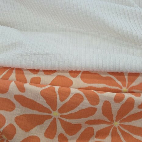 tricot met ruffles natural met hydrofiel zalm bloemen