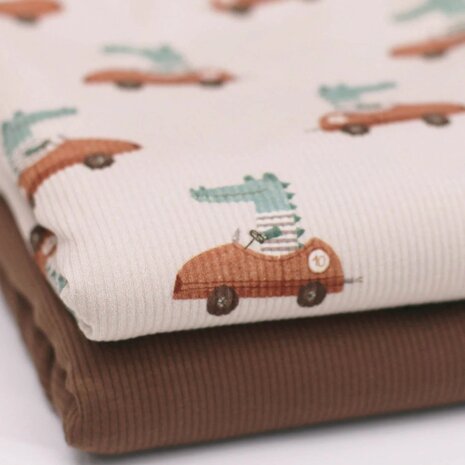 Rib-Jersey-Fabric-Crocodile-In-Car-and-brown-kickenstoffen