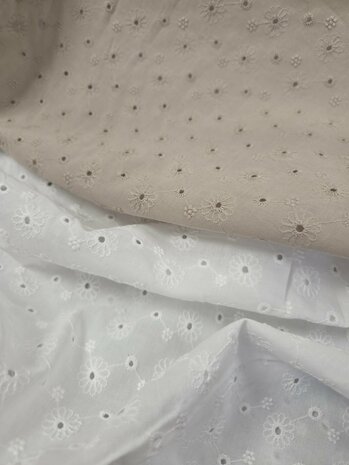 katoenen broderie bloem met gaatjes 