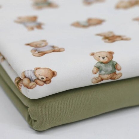 Jersey-Cotton-Sleeping-Teddy-Bear-Ecru-1-babytricot met uni olijfkleur