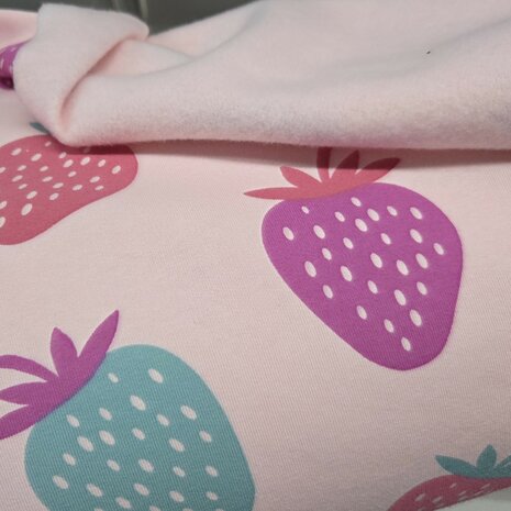 dikke joggingstof met aardbeien Poppyfabrics 07184.047
