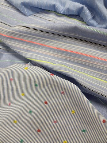 Deze katoenen voile met streepjes is een lichte en soepel vallende stof met een verfijnde uitstraling. Naast de subtiele strepe