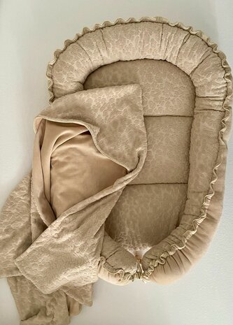 beige babynestjes en badcape gemaakt door huisdraakje van badstof tricot KicKenStoffen