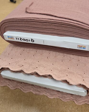 schulprand broderie katoen roze-terra met bijpassend uni hydrofiel