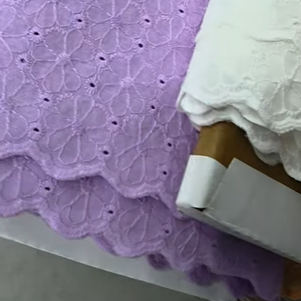 schulprand broderie katoen wit en lila