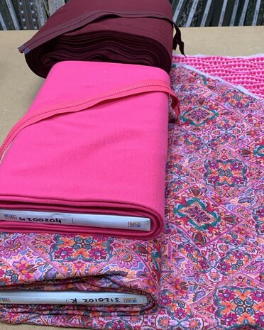 patchwork gestepte stof met bijpassende boordstof en ritsen fuchsia en bordeaux