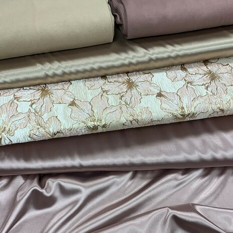 stretch satijn met jacquard stof en bijpassende boordstoffen kickenstoffen